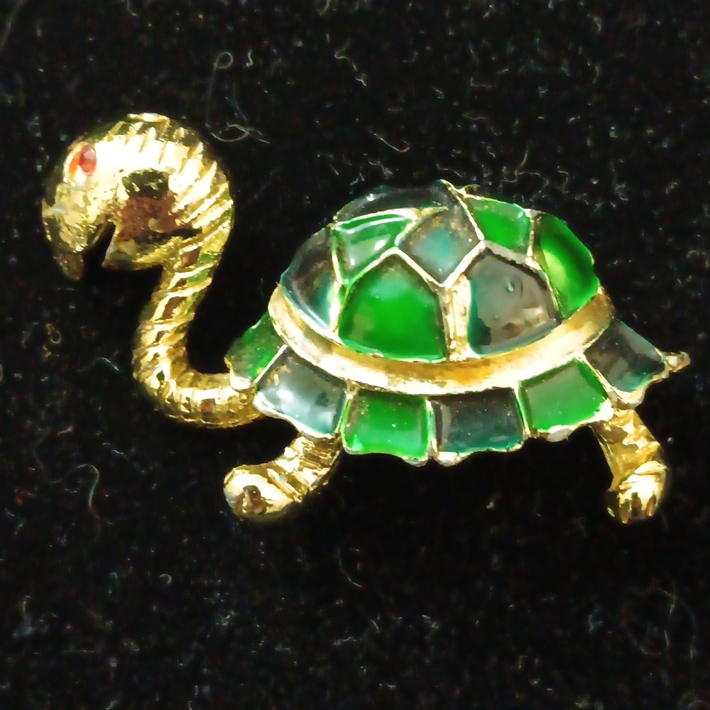 unlisted vintage turtle brooch